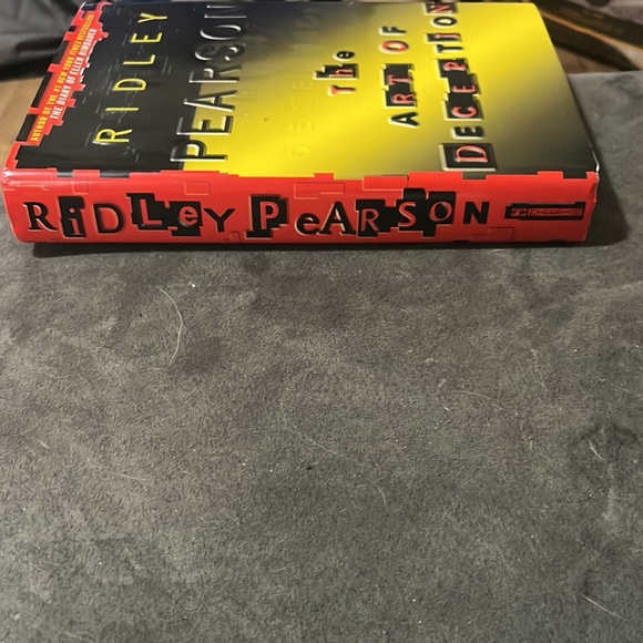 The Art of Deception, a book by Ridley Pearson - Good Used Condition - Picture 2 of 4